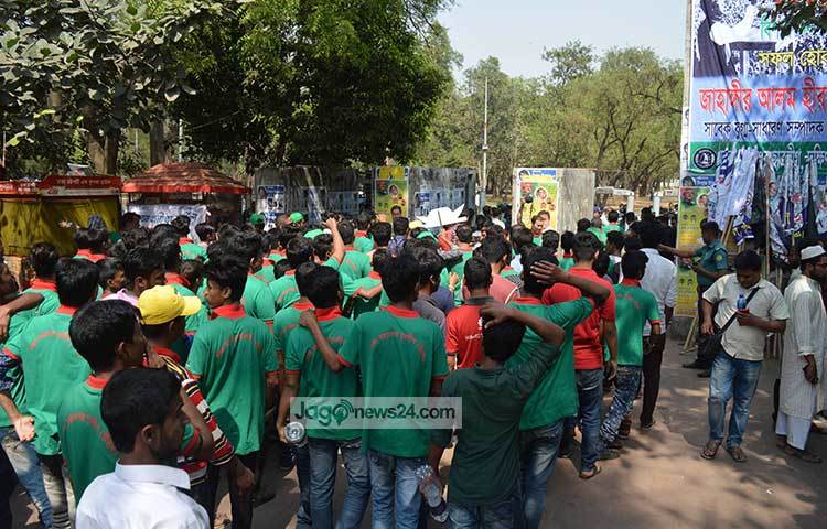 ৭ মার্চের জনসভাকে কেন্দ্র করে তারুণ্যের উচ্ছ্বাস। ছবি : বিপ্লব দিক্ষিৎ