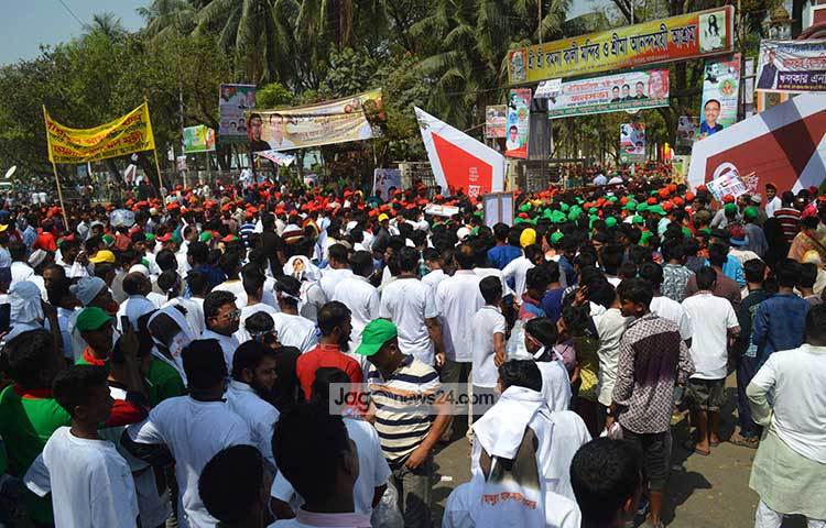 জনসভায় মানুষের ঢল নামার কারণে রাজধানীর অনেক রাস্তায় যান চলাচল বন্ধ হয়েছিলো। ছবি : বিপ্লব দিক্ষিৎ