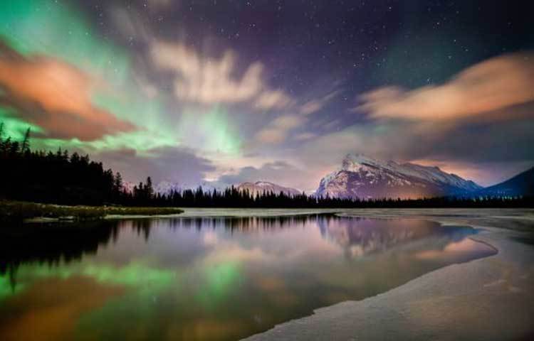 বানফ : কানাডার এই স্থানটির দৃশ্য দেখলে চোখে ধাঁধা লেগে যায়। সৌন্দর্য পিপাসুরা এখানে ঘুরে আসতে পারেন।