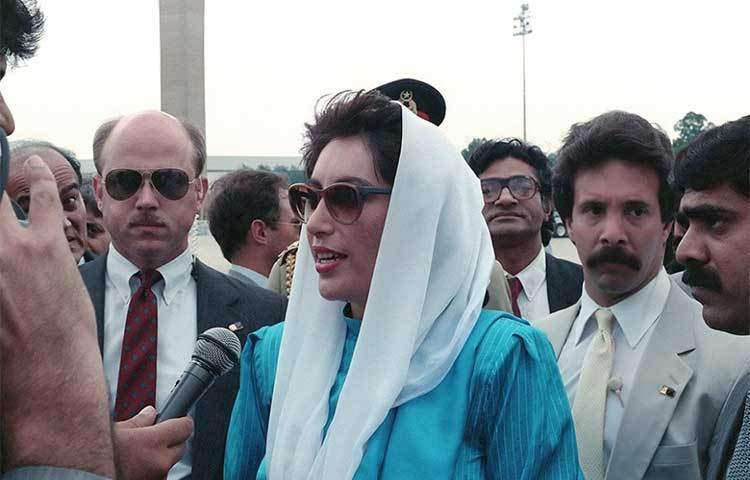 বেনজির ভুট্টো, পাক প্রধানমন্ত্রী : ১৯৯০ সালে দুর্নীতির অভিযোগে তিনি কারারুদ্ধ হন।