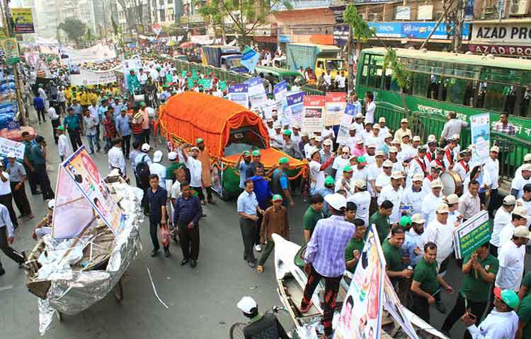 নানা আয়োজনে সরকারি কর্মচারী-কর্মকর্তারা শোভাযাত্রায় অংশ নেয়। ছবি : বিপ্লব দিক্ষিৎ