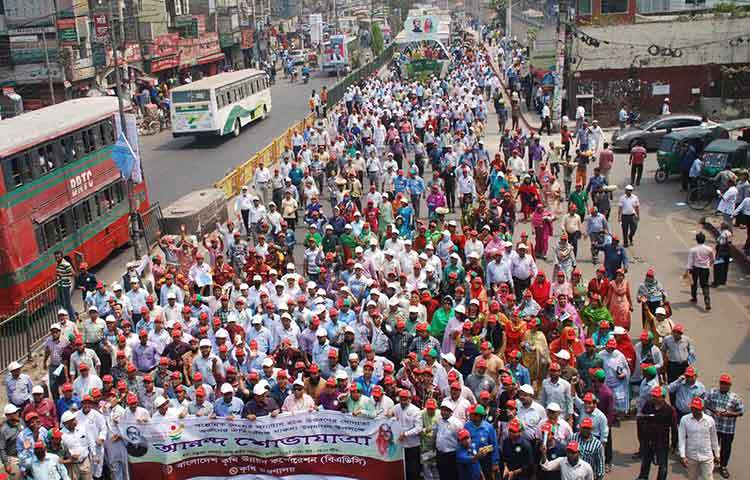 বৃহস্পতিবার রাজধানীর বিভিন্ন সড়কে শোভাযাত্রা বের করা হয়। এসব শোভাযাত্রা গিয়ে মিলে বঙ্গবন্ধু স্টেডিয়ামে। ছবি : বিপ্লব দিক্ষিৎ