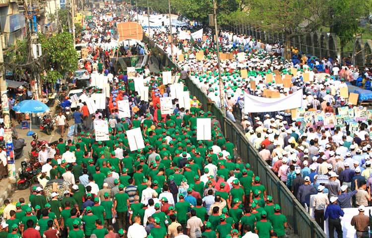 দুপুর ২টা থেকে রাজধানীর বিভিন্ন এলাকা থেকে শোভাযাত্রা নিয়ে বঙ্গবন্ধু জাতীয় স্টেডিয়ামের আশে পাশের এলাকায় সমবেত হতে থাকেন বিভিন্ন মন্ত্রণালয়, দপ্তর, পরিদপ্তর ও সংগঠনের ব্যক্তিরা। ছবি : বিপ্লব দিক্ষিৎ