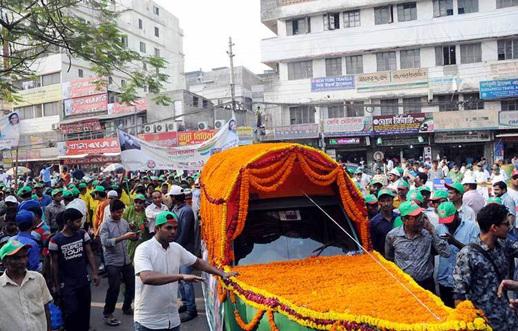 শোভাযাত্রায় ফুলে ফুলে সাজানো হয়েছে নৌকা। ছবি : বিপ্লব দিক্ষিৎ