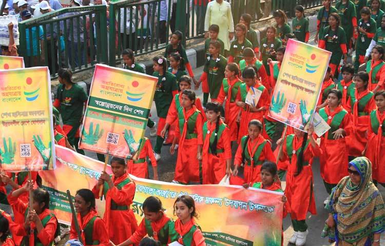 রাজধানীর বিভিন্ন স্কুলের ছাত্র-ছাত্রীরা এ আনন্দ শোভাযাত্রায় অংশ নেয়। ছবি : বিপ্লব দিক্ষিৎ
