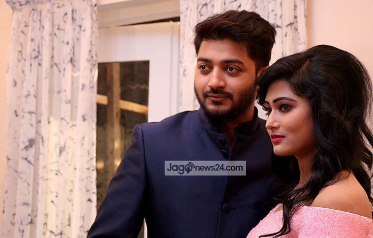 বুধবার সন্ধ্যায় এফডিসির ৩ নম্বর শুটিং ফ্লোরে মহরতের মাধ্যমে বাপ্পী-অধরার নায়ক ছবিটি আনুষ্ঠানিকভাবে যাত্রা শুরু করলো। ছবি : মাহবুব আলম