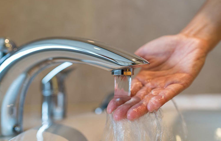 বাথটবের পানি যেন উষ্ণ হয়। অতিরিক্ত গরম নয়। অতিরিক্ত গরম পানিতে শরীর হঠাৎ ডুবিয়ে দিলে ছ্যাঁকা লেগে হুড়মুড়িয়ে কোনো দুর্ঘটনা ঘটে যেতে পারে।