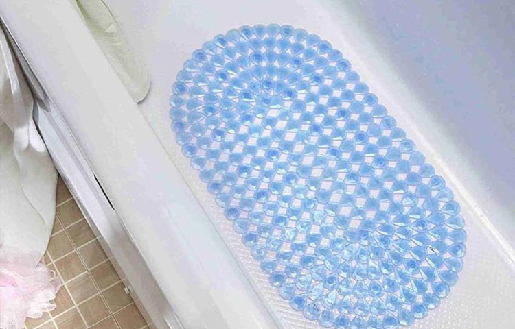 বাথটবে পা পিছলে যাওয়ার সম্ভাবনা থাকে। তাই বাথটবের মেঝতে রবার ম্যাট বা ননস্কিড ম্যাট পেতে রাখুন।