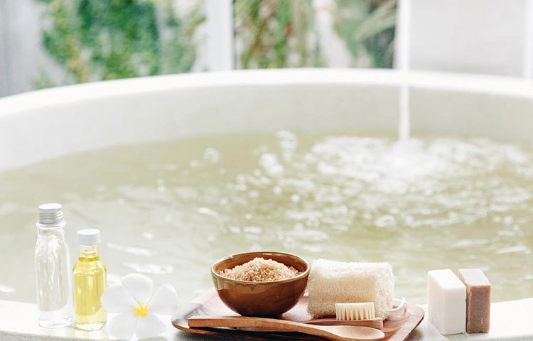 বাথটব কখনোই দুই তৃতীয়াংশের বেশি পানি ভর্তি করবেন না। কারণ পানি নামলে এমনিতেই জলের মাত্রা বেড়ে যাবে। তাতে পিছলে পড়ার ঝুঁকি থাকবে।