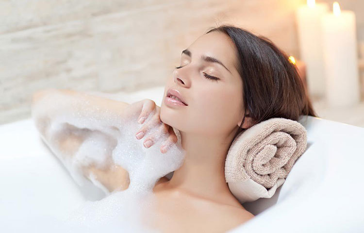 পানি বিদ্যুতের সংস্পর্শে এলে ঘটে যেতে পারে বড় দুর্ঘটনা। তাই গোসলের পরই সারা শরীর ভালোভাবে তোয়ালে দিয়ে শুকনো করে মুছে নিন। ভেজা শরীরে গিজার বা অন্য কিছুর সুইচে হাত দেবেন না। গিজারের সুইচ বন্ধ করে তবেই জলে নামুন।