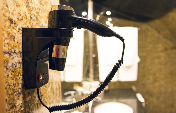 বাথটবের ধারে কাছে হেয়ার ড্রায়ার, স্ট্রেটনার বা ইলেকট্রনিক রেজারের মতো কোনো অ্যাপ্লায়েন্স রাখবেন না। যে কোনো সময় ঘটে যেতে পারে দুর্ঘটনা।