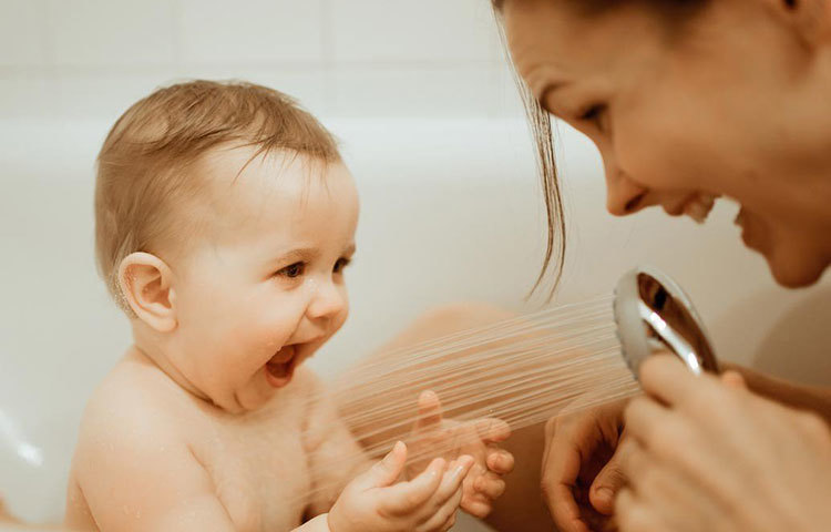 শিশু বা বাচ্চাদের কখনোই বাথটবে একা ছেড়ে দেবেন না। ওদের পানিতে বসিয়ে দিয়ে অন্য কাজে মন দেবেন না।