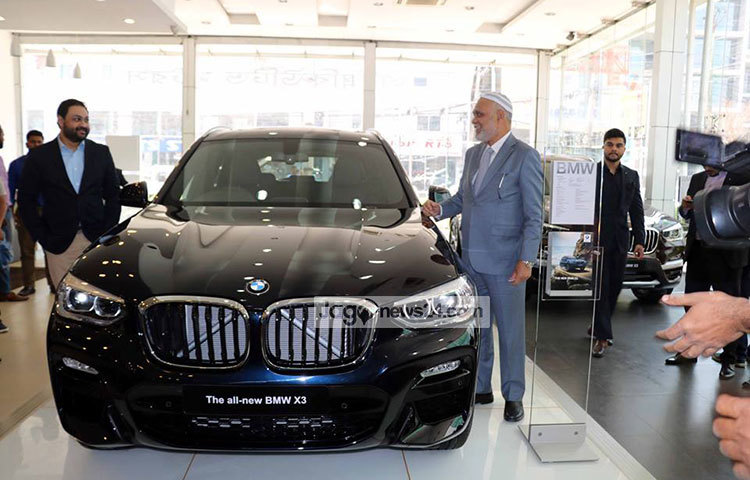 বৃহস্পতিবার (৮ মার্চ) রাজধানীর তেজগাঁওয়ে নিজেদের শো-রুমে গাড়িটির উদ্বোধন করে বাংলাদেশে একমাত্র বিএমডব্লিউ’র অথারাইজ আমদানিকারক এক্সিকিউটিভ মটরস লিমিটেড। ছবি : বিপ্লব দিক্ষিৎ