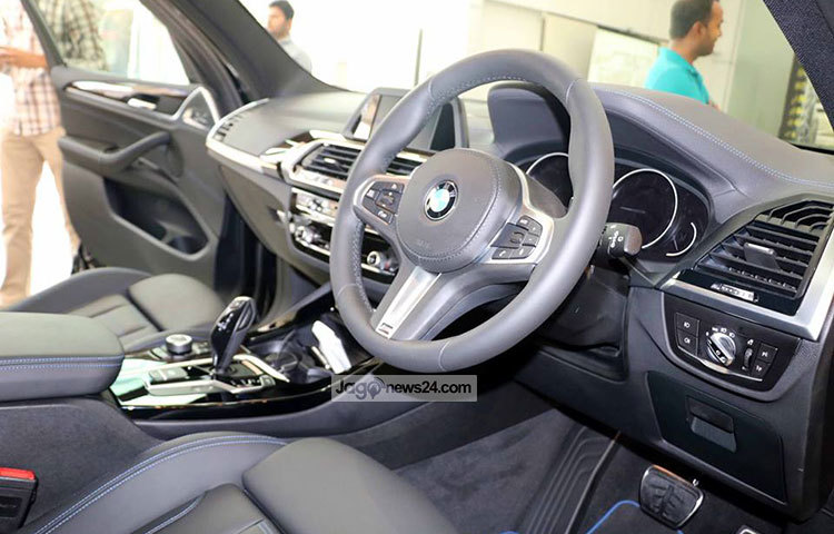 বিএমডব্লিউর নতুন এ মডেলের গাড়ির শক্তিশালী ইঞ্জিন, কার্যকরী ড্রাইভিং সিস্টেম এবং আভিজাত্যের সমন্বয়ে নতুন অধ্যায়ের রচনা করবে। মডেলটিতে রয়েছে চমকপ্রদ ও নতুনত্বের প্রকাশ। ছবি : বিপ্লব দিক্ষিৎ