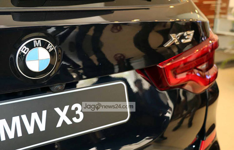 নতুন বিএমডব্লিউ ৭ ও ৫ সিরিজের মত এ মডেলেও রয়েছে বিএমডব্লিউ ডিসপ্লে-কি। এই ডিসপ্লে-কি দিয়ে গাড়িটির লক ও আনলক করা যাবে। ছবি : বিপ্লব দিক্ষিৎ