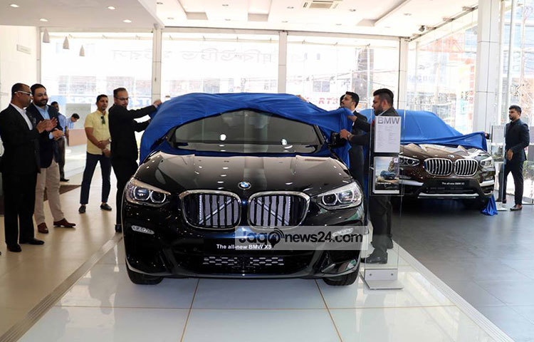 পাশাপাশি রক্ষণাবেক্ষণের কোনো কাজ বাকি থাকলে জানাবে। এছাড়া জানালা ও সানরুফ বন্ধ রয়েছে কিনা তাও জানিয়ে দেবে এ গাড়ি। ছবি : বিপ্লব দিক্ষিৎ