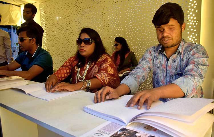 পাতাজুড়ে ছয়টি করে বিন্দুর বিভিন্ন সংকেত (ব্রেইল পদ্ধতি)। ঘর আকৃতির সংকেতগুলোতে হাত বুলিয়েই প্রাণের আলো মেলে ধরছেন শাহীন, জরিনারা। ছবি : মাহবুব আলম