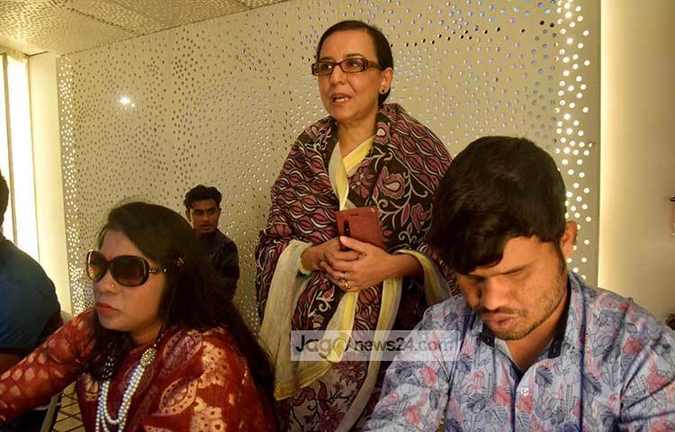 মাত্র ছয়টি ফুটাতেই সমাজ, রাষ্ট্র, শিল্প-সাহিত্যের সব খবর মিলছে। ফুটায় ফুটায় স্পর্শ করেই অনর্গল পড়ে যাচ্ছেন পৃষ্ঠার পর পৃষ্ঠা। আর তা মুগ্ধচিত্তে দেখছেন মেলায় আসা দর্শনার্থীরা। ছবি : মাহবুব আলম