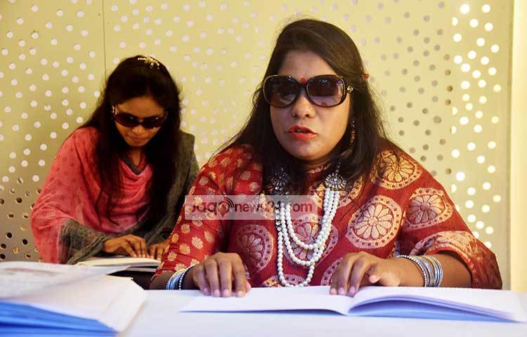 ব্রেইল পদ্ধতিতে পাঠে নিমগ্ন তারা। চোখের আলো না থাকলে জ্ঞানের আলো দিয়ে সব জয় করেছেন এই দৃষ্টিহীনরা। ছবি : মাহবুব আলম