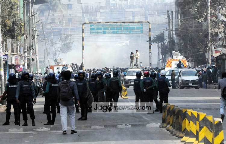 রাজধানীর চাঁনখারপুল এলাকায় মোতায়েন করা হয় অতিরিক্ত পুলিশ। ছবি : বিপ্লব দিক্ষিৎ