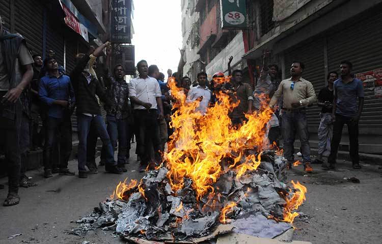 বিএপির কর্মীরা রাস্তায় আগুন জ্বালিয়ে বিক্ষোভ করছে। ছবি : বিপ্লব দিক্ষিৎ