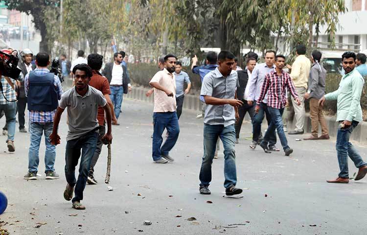 পুলিশকে লক্ষ্য করে ইট-পাটকেল, লাঠি ছুড়ে মারছেন উত্তেজিত বিএনপি নেতাকর্মীরা। ছবি : বিপ্লব দিক্ষিৎ