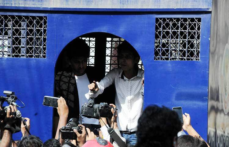 সংঘর্ষের সময় পুলিশ বিএনপি নেতাকর্মীদের আটক করে। ছবি : বিপ্লব দিক্ষিৎ