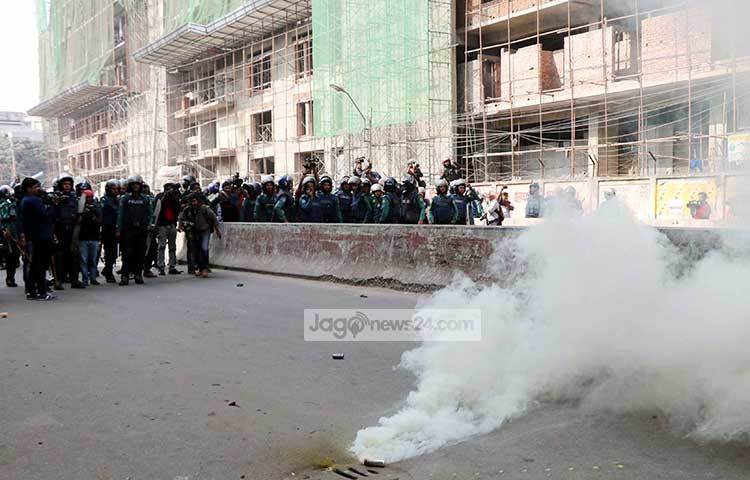 পুলিশকে লক্ষ্য করে বিস্ফোরক ছুড়ে মারেন পিএনপির নেতাকর্মীরা। ছবি : বিপ্লব দিক্ষিৎ