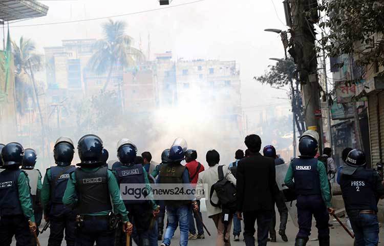 বিএনপি কর্মীদের বাধার মুখে পড়েছে পুলিশ। ছবি : বিপ্লব দিক্ষিৎ
