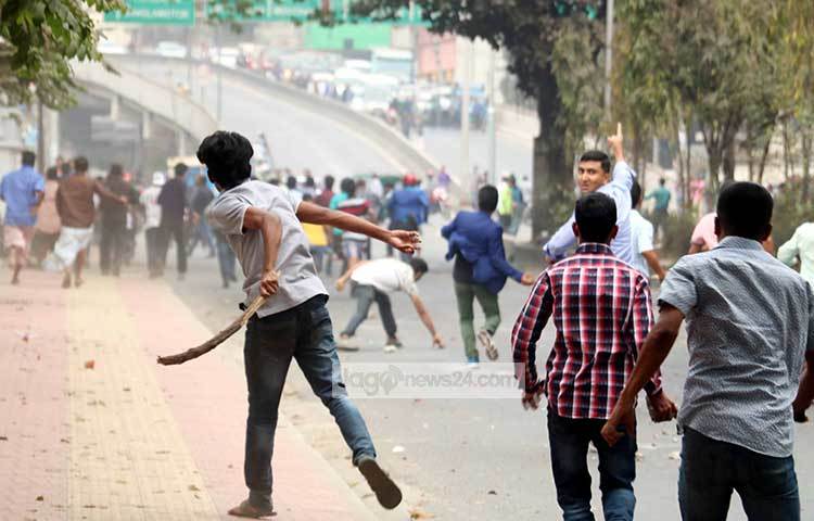 বিএনপি কর্মীদের অ্যাকশন। রায়ের পরে এমনই মারমুখী হন বিএনপির নেতাকর্মীরা। ছবি : বিপ্লব দিক্ষিৎ