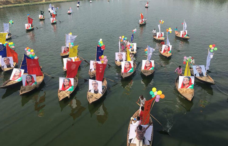পাটের হারানো ঐতিহ্য ফিরিয়ে আনতে আগামী ৬ মার্চ প্রথমবারের মতো জাতীয় পাট দিবস পালিত হচ্ছে। এ উপলক্ষে আজ রাজধানীর হাতিরঝিলে নৌকা র‌্যালির আয়োজন করা হয়েছে। ছবি : বাদল খান