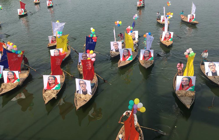 নৌকায় নৌকায় জাতির পিতা বঙ্গবন্ধু শেখ মুজিবুর রহমানের ও প্রধানমন্ত্রী শেখ হাসিনার ছবি শোভা পাচ্ছে। ছবি : বাদল খান