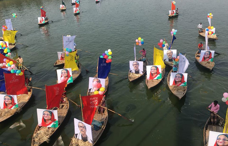 হাতিরঝিল যেন নৌকাময় হয়েগেছে। সারি সারি নৌকা দিয়ে র‌্যালি করা হচ্ছে। ছবি : বাদল খান