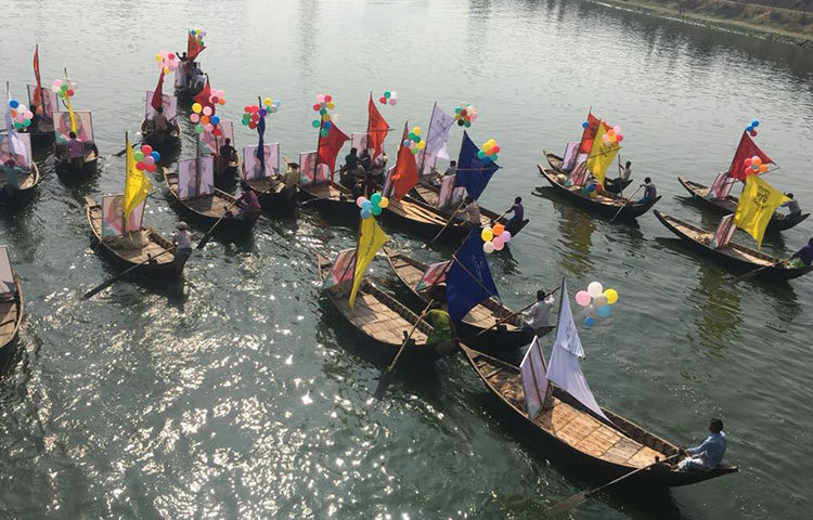 হাতিরঝিলের বুকে ভাসছে নৌকা। এবারের পাট দিবসের প্রতিপাদ্য হচ্ছে ‘বাংলার পাট বিশ্ব মাত।’ ছবি : বাদল খান