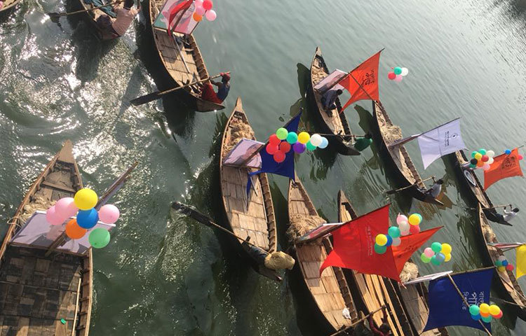 র‌্যালির নৌকাতে পাট শোভা পাচ্ছে। সত্যিই এই র‌্যালি ব্যতিক্রমী আয়োজন। ছবি : বাদল খান