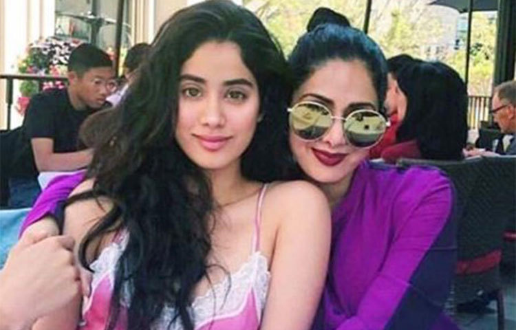 শ্রীদেবীর বড় মেয়ে জানভি কাপুর লস অ্যাঞ্জেলসে অভিনয় নিয়ে পড়াশোনা করছে।