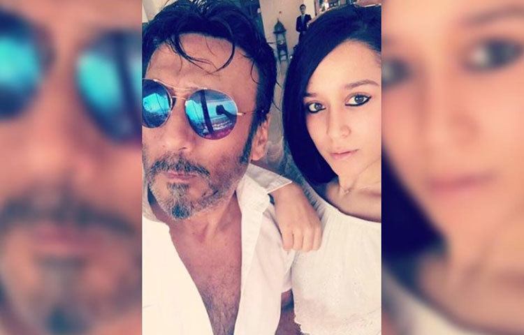 জ্যাকি শ্রফের মেয়ে কৃষ্ণা শ্রফ মার্কিন যুক্তরাষ্ট্রের ফিল্ম মেকিং নিয়ে পড়ছে।