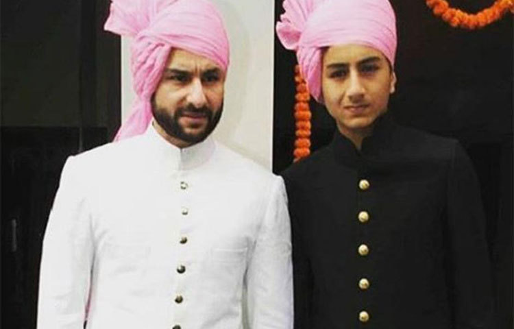 সাইফ আলি খানের ছেলে ইব্রাহিম আলি খান সম্প্রতি স্কুলের পড়া শেষে করে উচ্চশিক্ষার জন্য ইংল্যান্ডে গিয়েছে।