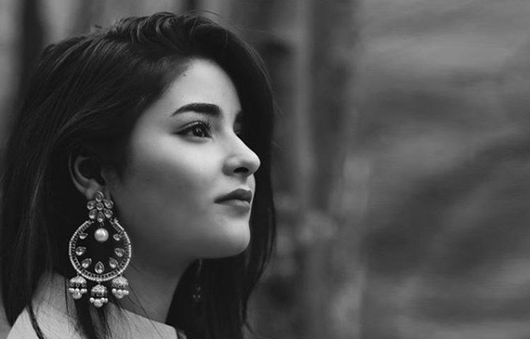 ‘দঙ্গল’ ও ‘সিক্রেট সুপারস্টার’খ্যাত জাইরা ওয়াসিম ২০১৭ সালের জুনে ভয়াবহ গাড়ি দুর্ঘটনার কবলে পড়ে ছিল। ভারতের শ্রীনগরের বুলেভার্ড রোডে তার গাড়ি নিয়ন্ত্রণ হারিয়ে ডাল লেকে পড়ে গিয়েছিল। গাড়িতে জাইরার কয়েকজন বন্ধুও ছিল।