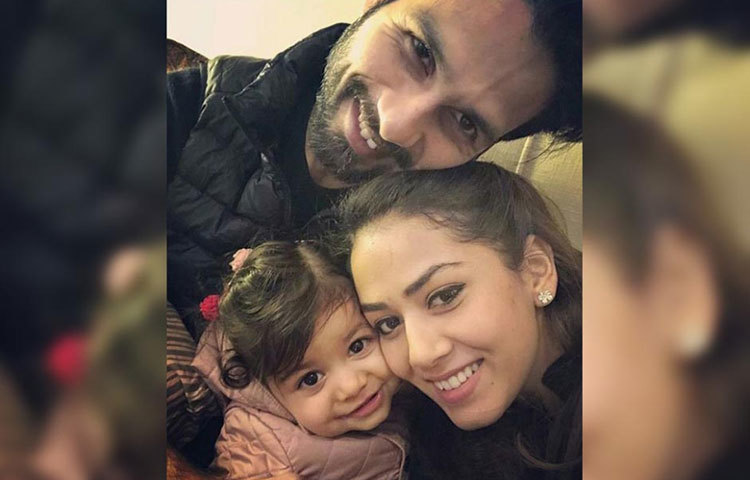 ছোট্টো মিশাই বাবা শহিদ কাপুর এবং মা মীরা রাজপুতের সমস্ত মনোযোগের কেন্দ্রবিন্দু। তাই মেয়েকে কখনই নজরছাড়া করেন না এ তারকা দম্পতি।