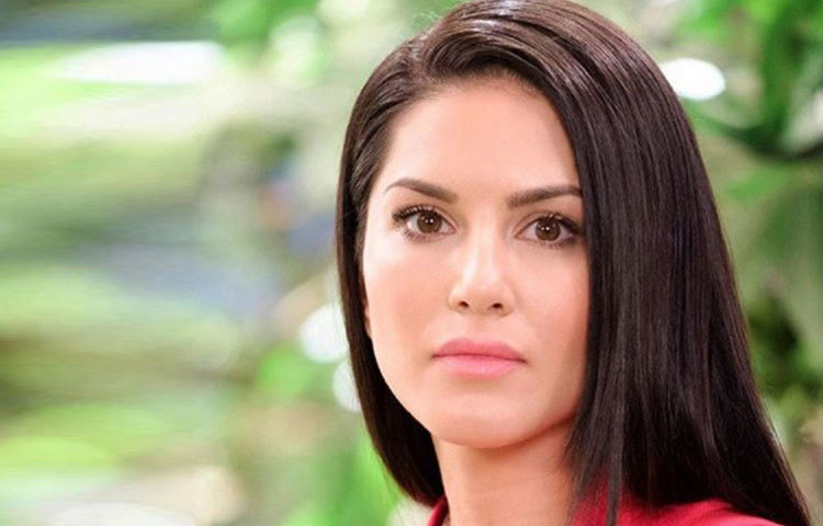 গত বছর জুনেই ভয়াবহ বিমান দুর্ঘটনার মুখোমুখি হয়েছিলেন সানি লিওন। স্বামী ড্যানিয়েল ওয়েবারের সঙ্গে মহারাষ্ট্র থেকে বিমানে উঠেছিলেন সানি। তাদের প্রাইভেট জেটটি দুর্ঘটনার কবলে পড়ে। বাজে আবহাওয়ার কারণেই হয়েছিল দুর্ঘটনা। পাইলটের বুদ্ধিতে অবশ্য অক্ষত অবস্থায় বাড়ি ফিরেছিলেন সবাই।