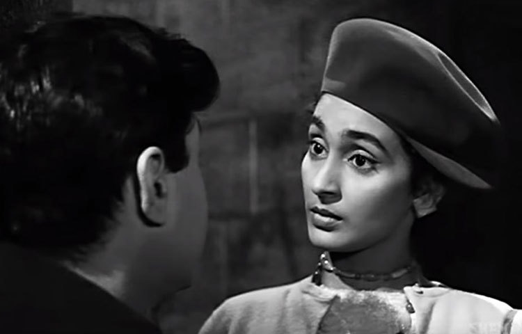 নুতন : এ তারকার আসল নাম নুতন সমর্থ বেহেল।