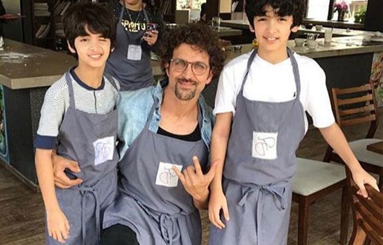 স্ত্রী সুজানের সঙ্গে সম্পর্ক বিচ্ছেদের প্রভাব রিহান এবং হৃদানের উপর পড়তে দেননি হৃত্বিক রোশন। সুযোগ পেলেই একান্তে সময় কাটান সন্তানদের সঙ্গে।