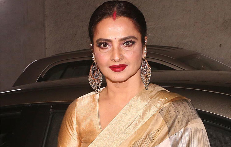 রেখা : তার আসল নাম ভানুরেখা গণেশন।