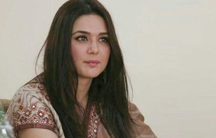 ২০০৪ সালে কলম্বোয় ‘টেম্পটেশন ২০০৪’ সালে অনুষ্ঠানস্থলে বোমা বিস্ফোরণ হয়েছিল। সেই অনুষ্ঠানে পারফর্ম করার কথা ছিল প্রীতি জিনতার। অনুষ্ঠান করতে সেখানে গিয়েছিলেন শাহরুখ খান, প্রিয়াঙ্কা চোপড়া, সাইফ আলি খানরাও। শাহরুখের পারফরম্যান্সের তিন ঘণ্টাপর বিস্ফোরণ হয়। বিস্ফরণে দুজনের মৃত্যু হয়েছিল। যদিও তারকারা সুরক্ষিত ছিলেন।