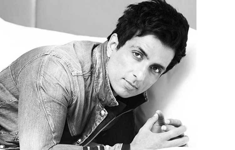 ২০১৩ সালে ডিসেম্বরে ভয়াবহ অভিজ্ঞতার শিকার হয়েছিলেন অভিনেতা সোনু সুদও। বান্দ্রার ওয়েস্টার্ন এক্সপ্রেস হাইওয়েতে সোনুর গাড়িতে আগুন ধরে গিয়েছিল। বিলাসবহুল অডি কিউ সেভেনে যাচ্ছিলেন অভিনেতা। সঙ্গে ছিলেন তার এক বন্ধু। গাড়ির সামনের অংশে আগুন ধরে যাওয়ার পর কোনো মতে প্রাণে বেঁচেছিলেন তারা। পরে দমকল পরিস্থিতি নিয়ন্ত্রণে আনে।