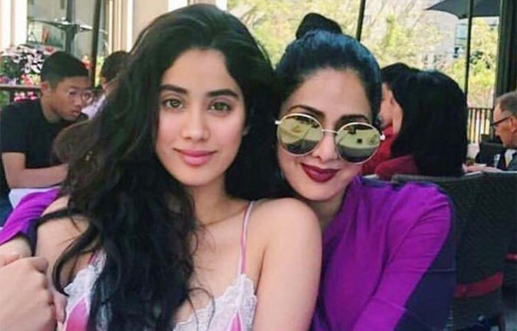 বলিউডে সদ্য পা রাখতে চলেছেন জাহ্নবী কাপুর। মা শ্রীদেবীর আদব-কায়দারই ঝলক দেখা যায় তার মধ্যে।