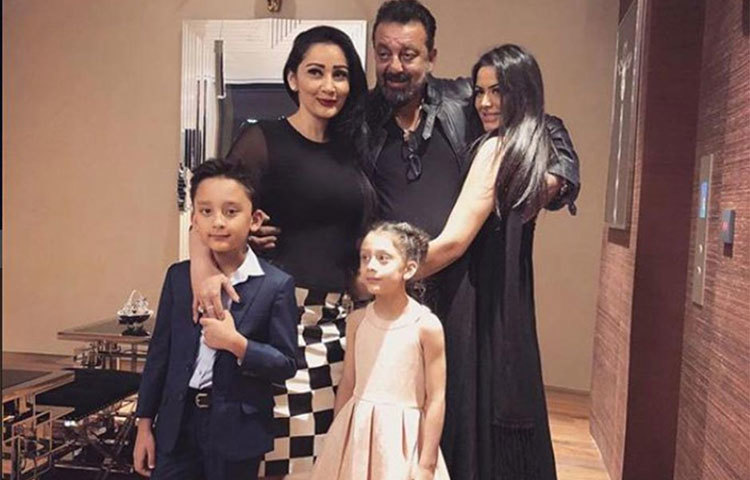 শুধু তৃতীয় পক্ষের ছেলে-মেয়ের সঙ্গেই নয়, প্রথম পক্ষের মেয়ে ত্রিশালার প্রতিও অসীম ভালোবাসা সঞ্জয় দত্তের।