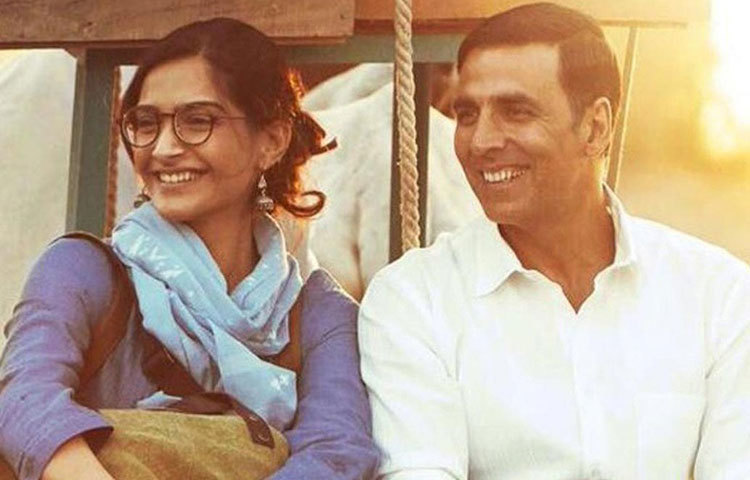 বছরের শুরুতেই অক্ষয় কুমারের ভক্তদের জন্য ‘প্যাডম্যান’ নিয়ে আসছে বলিউড। এটি একটি কমেডি ড্রামা। ‘প্যাডম্যান’ ছবিটিও মুক্তি পাচ্ছে জানুয়ারি মাসে।