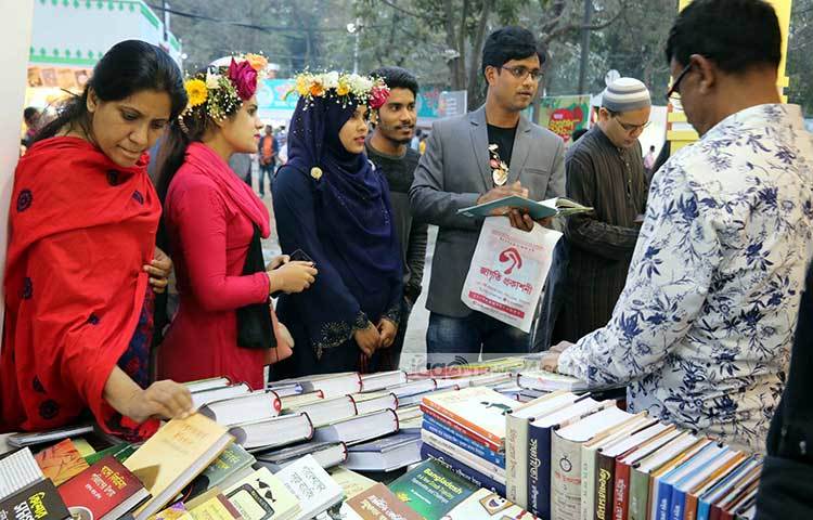 বইয়ের জগতে হারিয়ে গেছেন পাঠক। ব্যস্ত সময় কাটাচ্ছেন স্টলের বিক্রেতারাও। ছবি : বিপ্লব দিক্ষিৎ